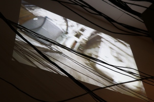 Wires, videos and spaces intersect in the spatial installation by Samar Maqusi. (c) E. Fiddian-Qasmiyeh